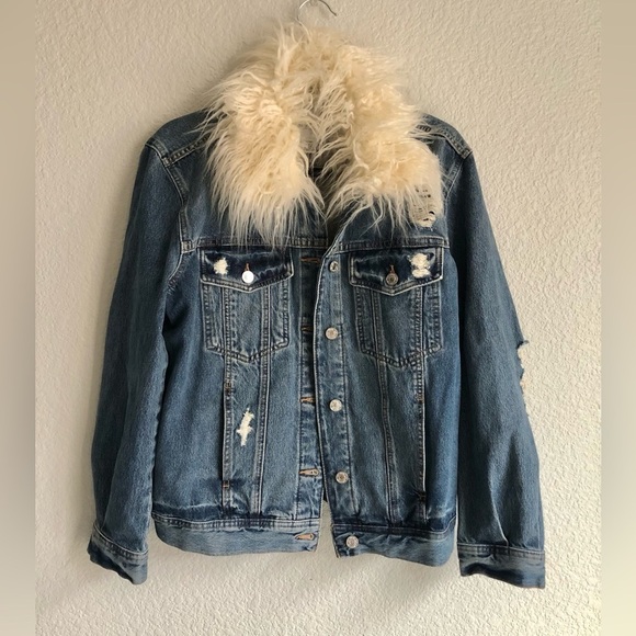 GUESS by Los Angeles Faux fur distressed jean jacket with removable fur medium - Picture 8 of 13